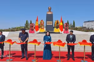 越南国家副主席武氏映春与吉尔吉斯斯坦领导人代表共同为胡志明主席纪念碑剪彩。（图片来源：越通社）