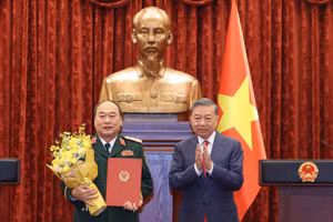 越共中央总书记、国家主席苏林向黎光道同志授予上将军衔。（图片来源：越通社）