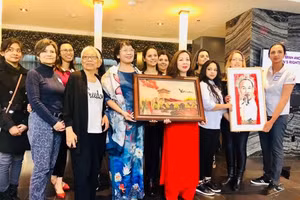 阮台庄博士（身穿红色奥黛）与当地民众一起参加纪念活动。（图片由本人提供）