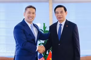 越共中央政治局委员、中央军委副书记、政府副总理兼国防部长潘文江大将在纽约会见美国代理海军部长高雄。（图片来源：越通社）