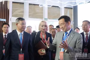越南财政部长吴文俊会见俄罗斯联邦萨哈（雅库特）共和国行政长官艾森·尼古拉耶夫（青体 摄）。