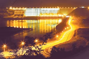 山罗水电站夜景。（图片来源：越南电力集团）