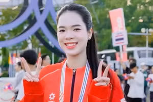 这是排球运动员黎青翠连续第二次在一项大型体育赛事上担任旗手。（越南排球协会供图）