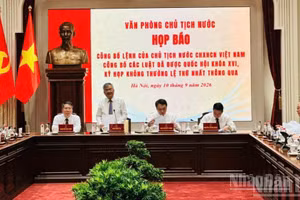 国家主席办公厅副主任艮廷才主持新闻发布会。（香原 摄）