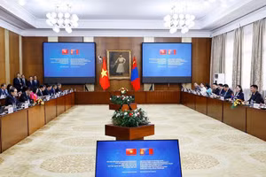 越南国会主席陈青敏与蒙古国家大呼拉尔主席桑达格·宾巴朝格特举行会谈。（图片来源：越通社）