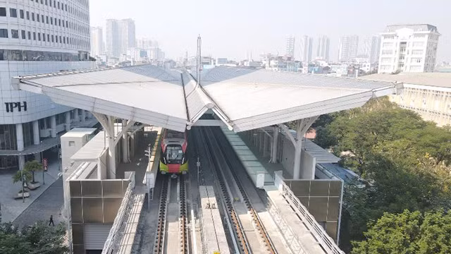 河内市呠至河内火车站轻轨列车试运 时速80公里每小时（组图） ảnh 2