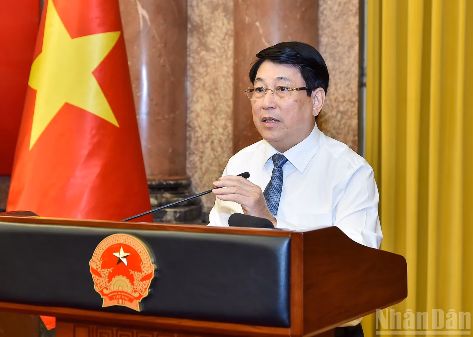 国家主席梁强在会上发表讲话。