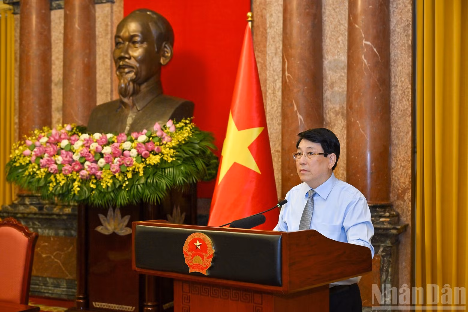 国家主席梁强在见面会上发表讲话。