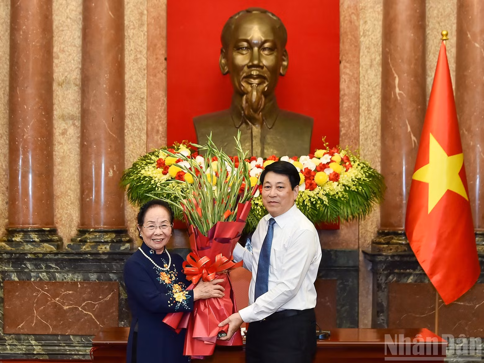 前国家副主席、越南助学协会主席阮氏缘向国家主席梁强送鲜花。