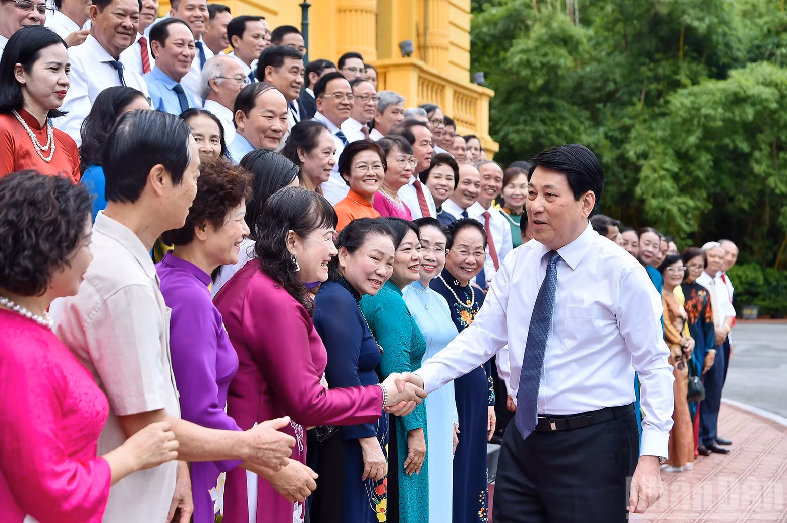 梁强主席和与会代表。