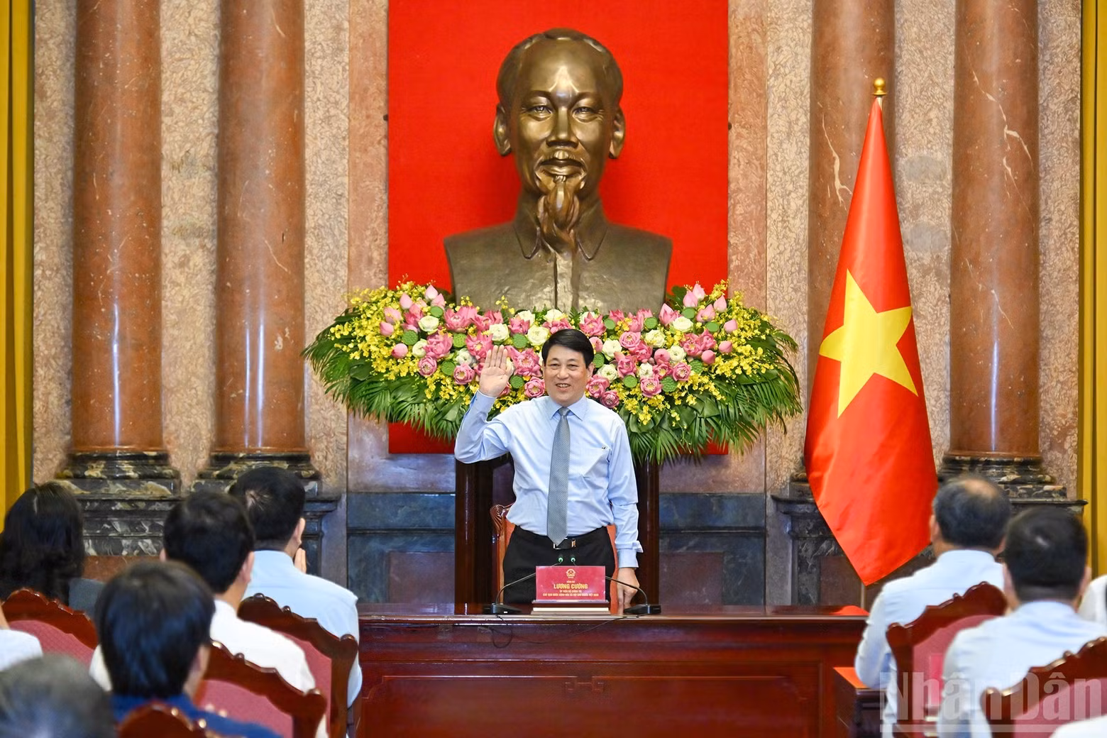 国家主席梁强会见全国传统手工艺村的优秀艺人代表。