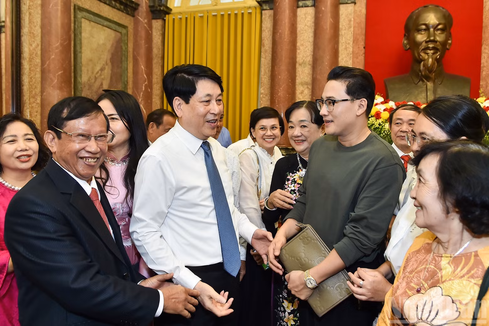 国家主席梁强和与会代表。