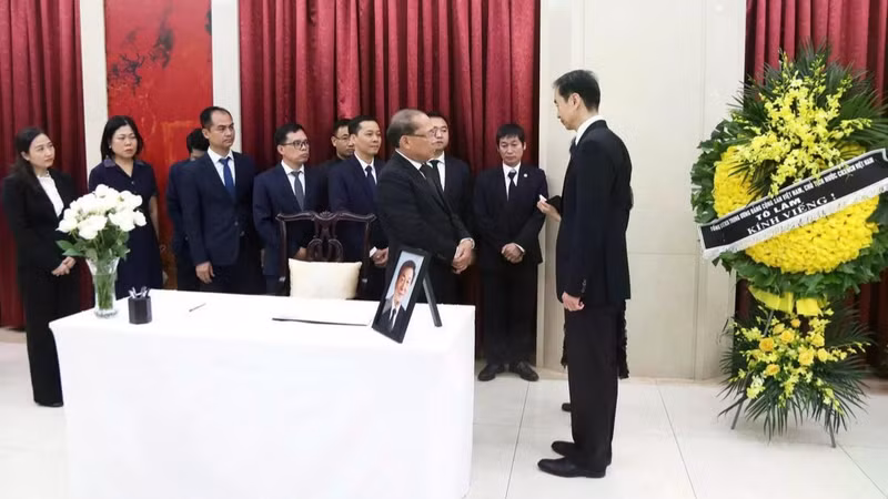 越南祖国阵线中央委员会代表团吊唁中国国务院前总理朱镕基。（图片来源：越通社）