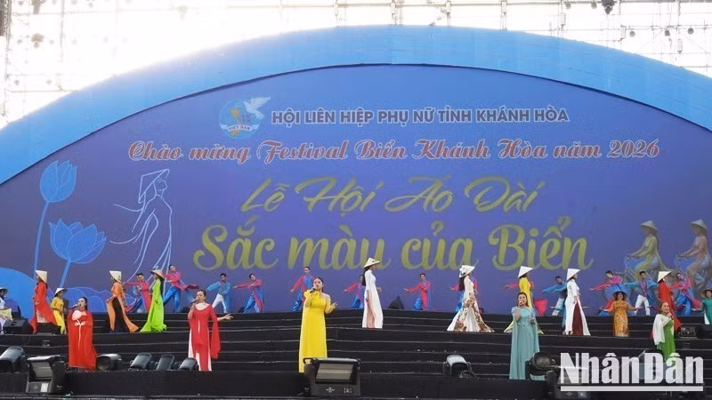 仪式现场上演的越南奥黛主题音乐节目。（阮忠 摄）