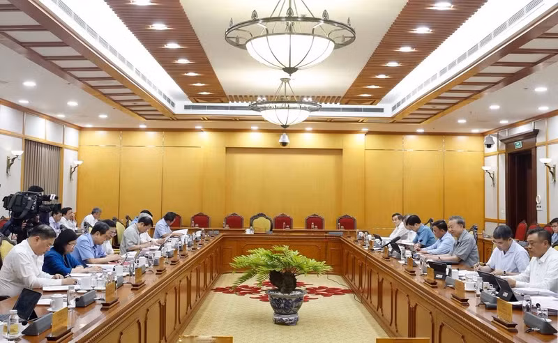 越共中央总书记、国家主席苏林主持政治局的会议。