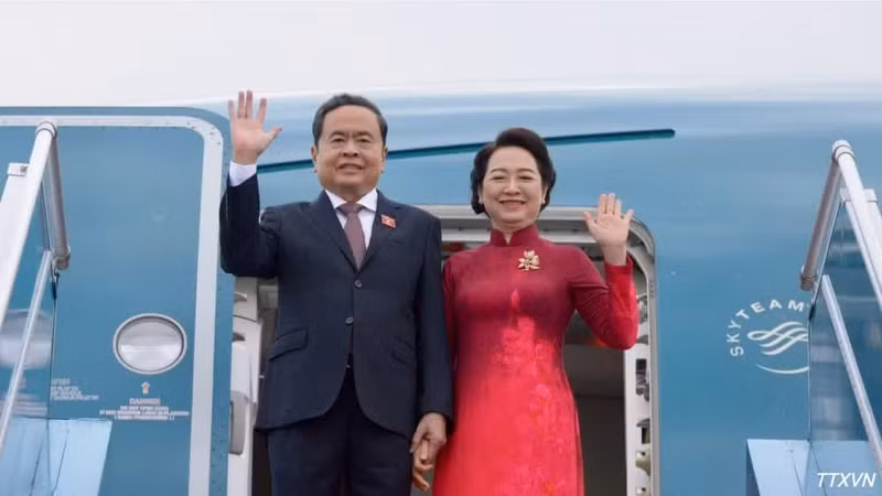 越南国会主席陈青敏和夫人启程对韩国和蒙古国进行正式访问。（图片来源：越通社）