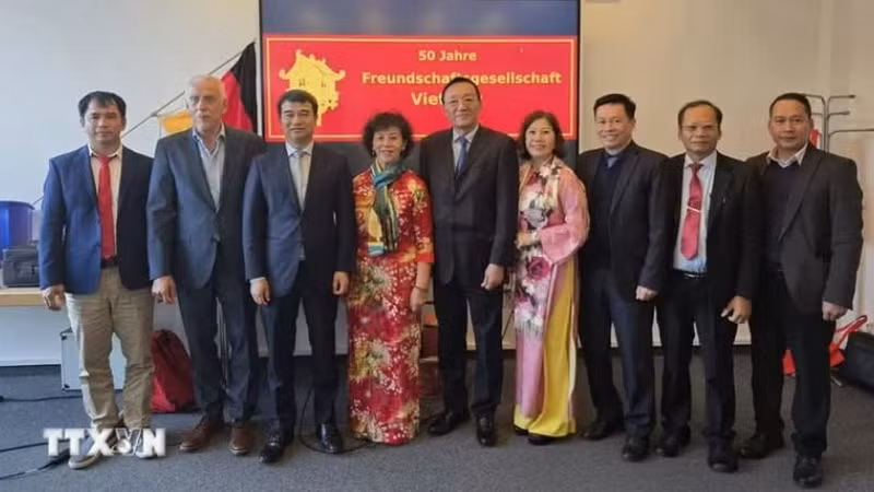 与会代表合影。（图片来源：越通社）