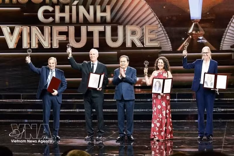国会主席陈青敏在2025年VinFuture大奖上向获奖科学家授予纪念章。（图片来源：越通社）