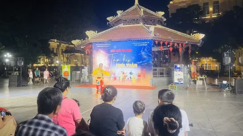 附图：还剑湖畔热闹非凡的社区艺术空间。（图片来源：越通社）