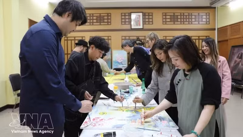 越南驻泰国大使馆5月24日举行两国文化艺术交流活动，庆祝越南与泰国建交50周年。（图片来源：越通社）