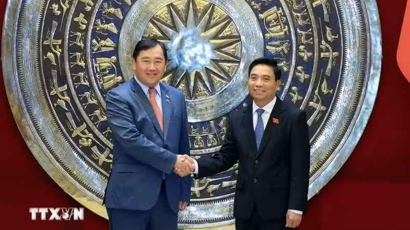 越南国会副主席阮尹英在河内会见柬埔寨国会外交、国际合作、宣传与新闻委员会主席索斯·亚拉。（图片来源：越通社）