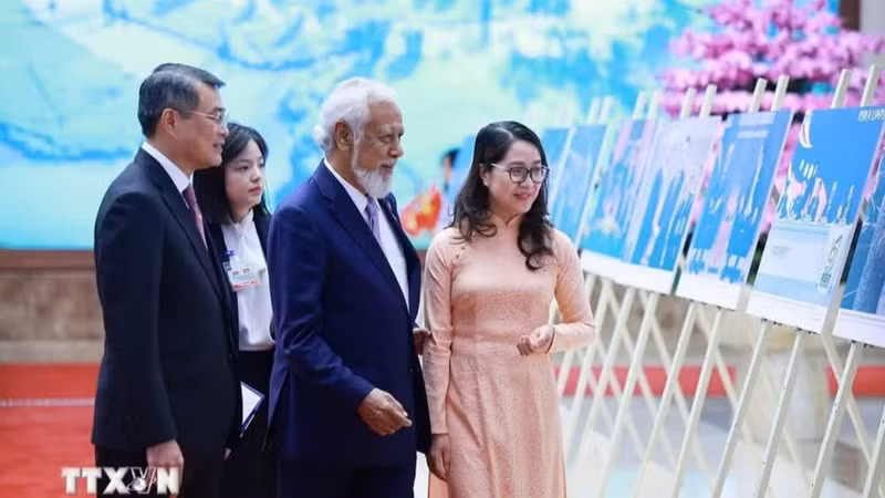 越南政府总理黎明兴和东帝汶总理夏纳纳·古斯芒参观两国关系图片展。（图片来源：越通社）