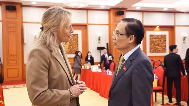 越南外交部部长黎怀忠和冰岛外长贡纳尔斯多蒂尔。（图片来源：外交部）