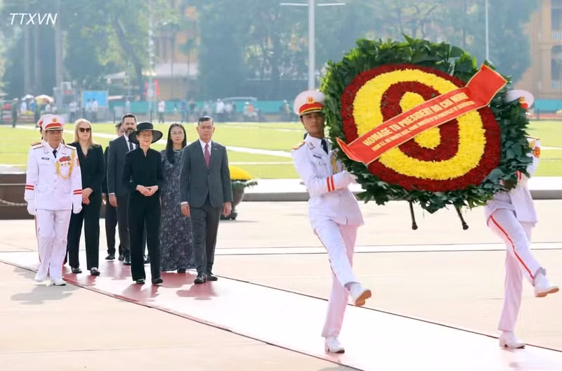 列支敦士登公国首相布丽吉特·哈斯（Brigitte Haas）前往胡志明主席陵敬献花圈并入陵瞻仰胡志明主席遗容。