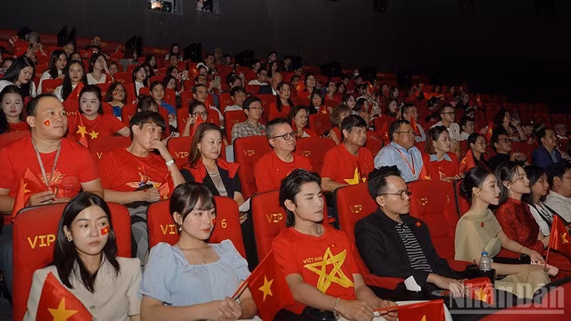 众多观众前来观看音乐会电影《祖国在我心中》特别放映会。