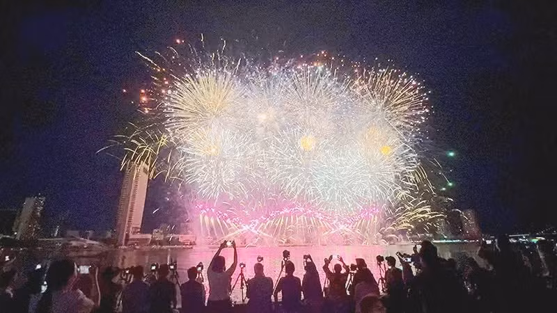 2026年岘港国际烟花节的烟花表演吸引了大量国内外游客。