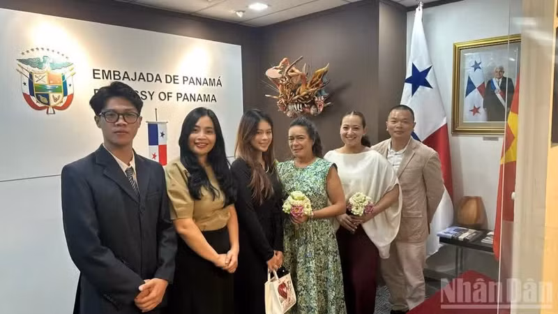 巴拿马共和国驻越南特命全权大使努比埃拉·阿亚拉·莫德斯（右三）与越南旅游和科技企业举行工作会议。