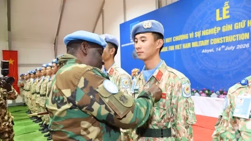 越南蓝盔官兵荣获联合国和平勋章。（文决 摄）