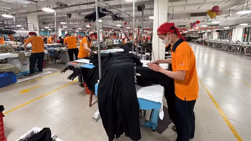 兴安省兴安服装股份公司出口服装生产线。