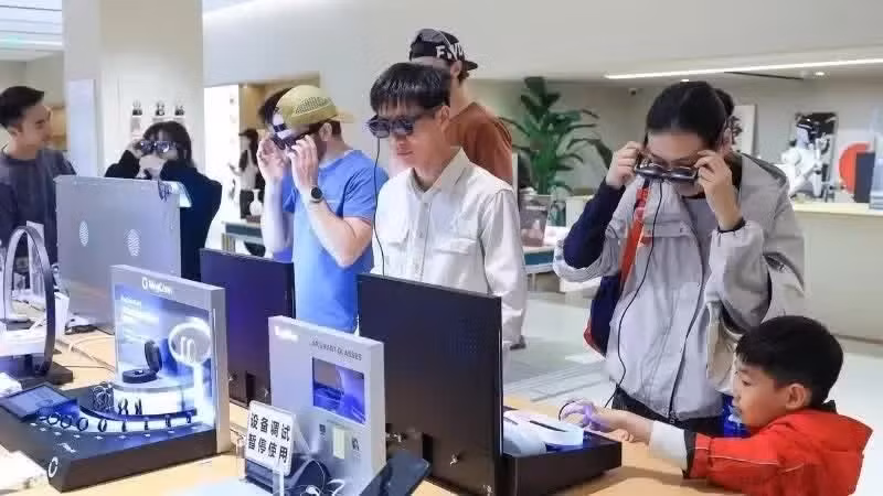 顾客在中国广东省深圳市一家商店试戴智能眼镜。（图片来源：新华社）