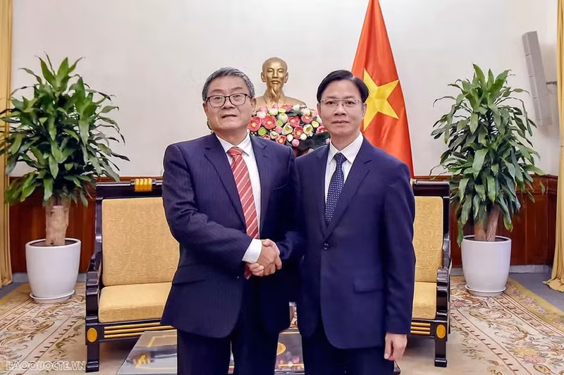 越南外交部副部长吴黎文会见中国外交部外交政策咨询委员会代表。（图片来源：《越南与世界报》）