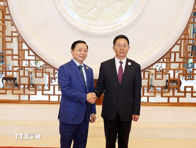越南政府副总理陈红河会见了中共中央委员、云南省人民政府省长王予波。（图片来源：越通社）