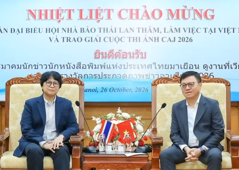 越共中央委员、《人民报》社总编辑、中央宣教部副部长、越南新闻工作者协会主席黎国明会见泰国记者协会联合会主席、泰国记者协会主席、《民意报》社副秘书长诺里尼·朗诺。（图片来源：越通社）
