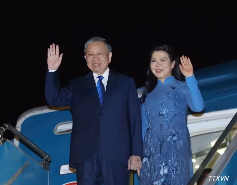 越共中央总书记、国家主席苏林及其夫人吴芳璃离开河内，启程对丹麦、欧盟和比利时进行访问。（图片来源：越通社）