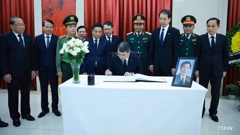 越南政府总理黎明兴率越南党、国家和祖国阵线代表团吊唁中国国务院前总理朱镕基。