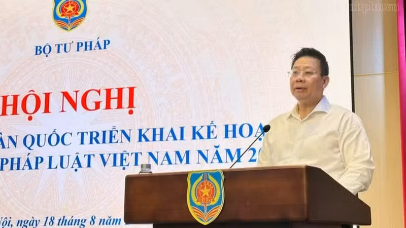 司法部副部长、中央法律普及教育协调委员会副主席阮青玉在会上发表讲话。（图片来源：越通社）