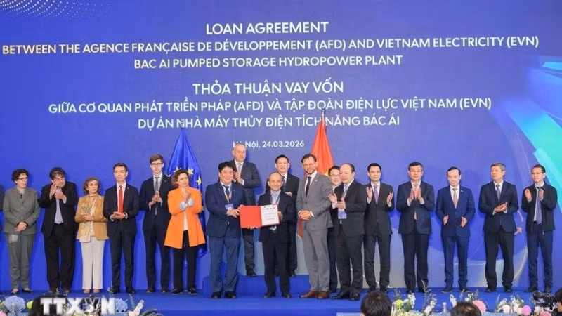 越南电力集团（EVN）与法国合作伙伴之间的北爱抽水蓄能电站两项贷款协议交换仪式。（图片来源：越通社）