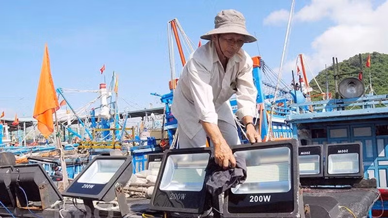 解除IUU“黄牌”警告：越南渔民将LED灯技术应用于海产品捕捞。