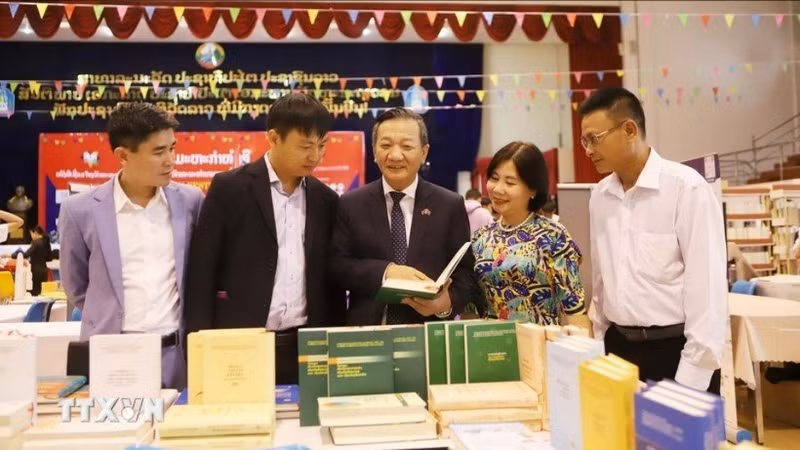 越南驻老挝大使阮明心参观设在第六届国际图书节的越南展位。（图片来源：越通社）