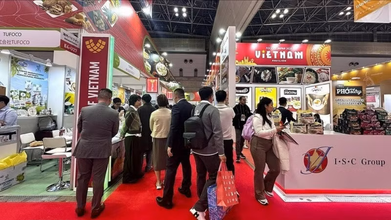 越南的展位吸引大量游客前来参观。（图片来源：越通社）
