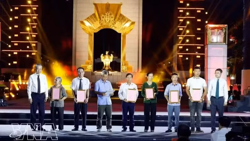 越共中央总书记、国家主席苏林（左一）和政府总理黎明兴（右一）在河内会场向烈士亲属颁发DNA鉴定结果证书。（图片来源：越通社）