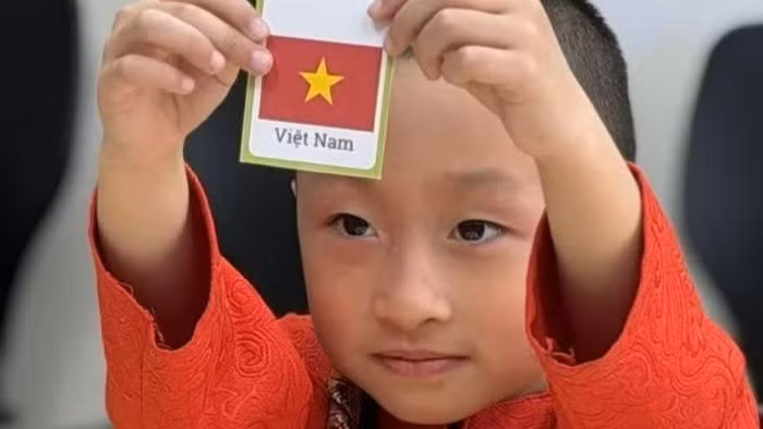 一名越南裔加拿大儿童在加拿大多伦多传统越南语课堂上。（图片来源：越通社）