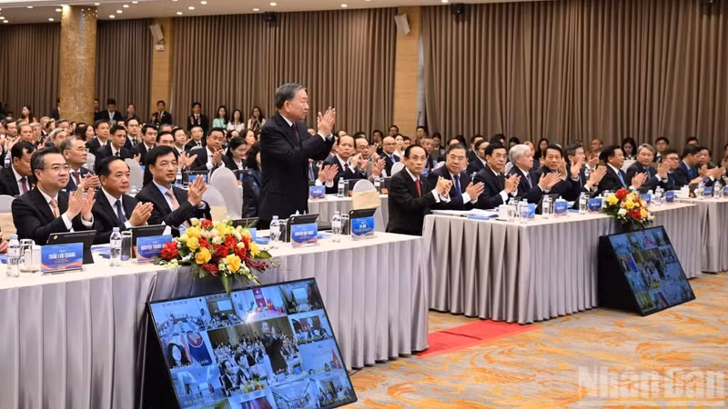 越共中央总书记、国家主席苏林出席第33次外交会议全体开幕会。