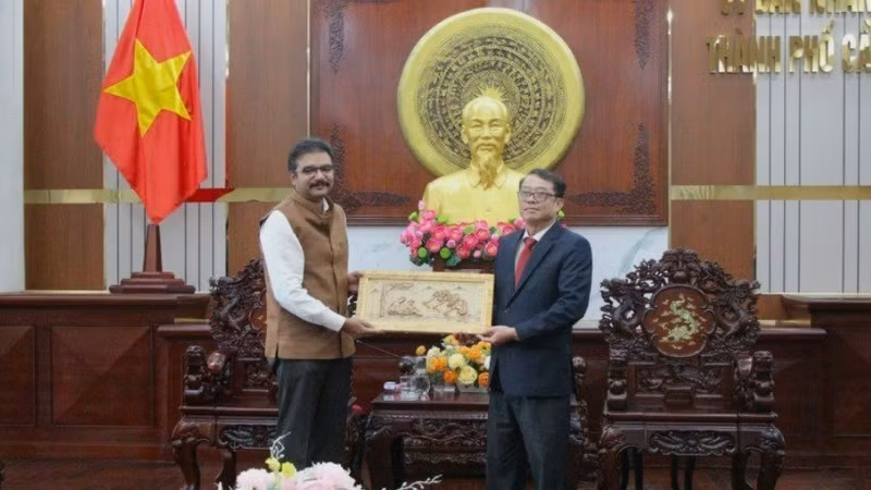 印度驻胡志明市总领事维普拉·潘迪向芹苴市领导赠送纪念品。（图片来源：越通社）