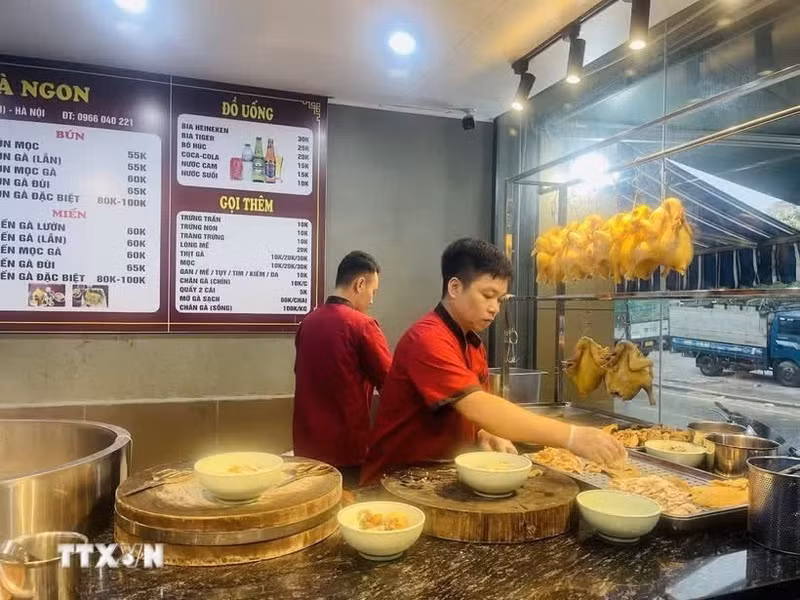 厨师正在为顾客准备鸡肉河粉。（图片来源：越通社）