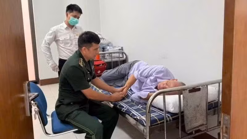 芒街国际口岸边防哨所及时救助昏倒中国旅客，成功脱离生命危险。